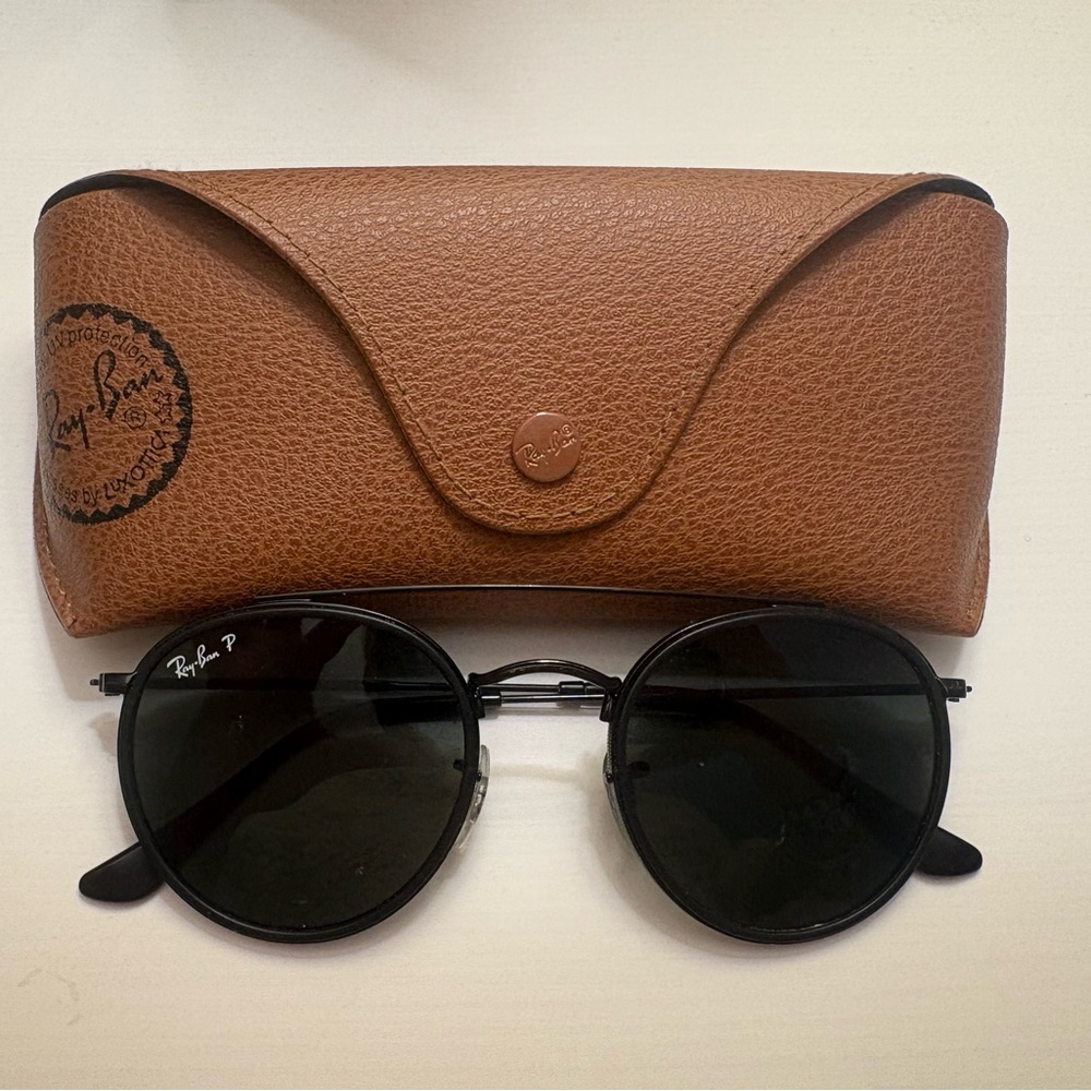 Ray-Ban Black Round Sunglasses with Brown Case